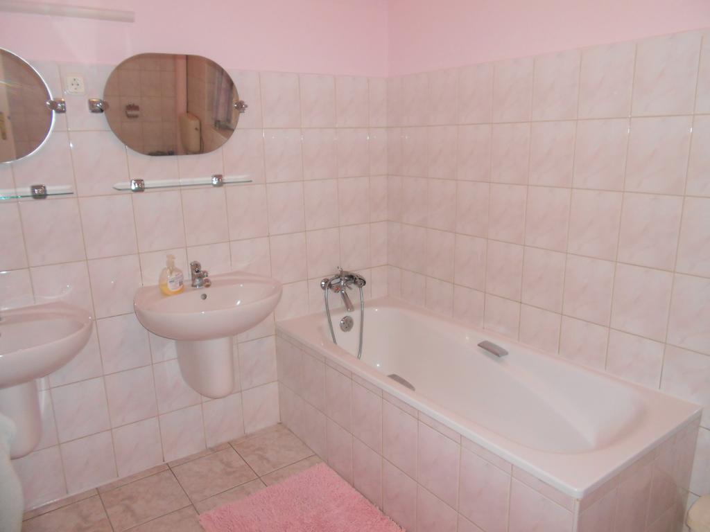 Appartement Halasi Szallashely à Hajdúszoboszló Chambre photo